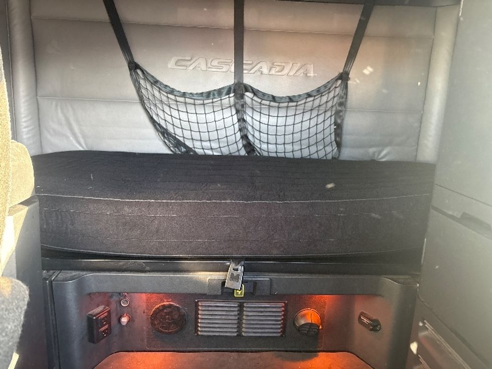 Sleeper Tractor-Heavy Duty Tractors-Freightliner-2021-T12664ST-Phoenix-AZ-619,818\n\t\tmiles-$ 54,500 - Image 16