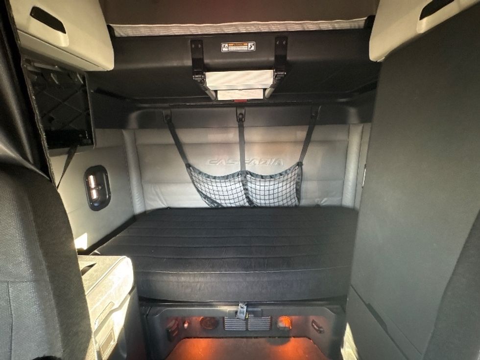 Sleeper Tractor-Heavy Duty Tractors-Freightliner-2021-T12664ST-Phoenix-AZ-619,818\n\t\tmiles-$ 54,500 - Image 17