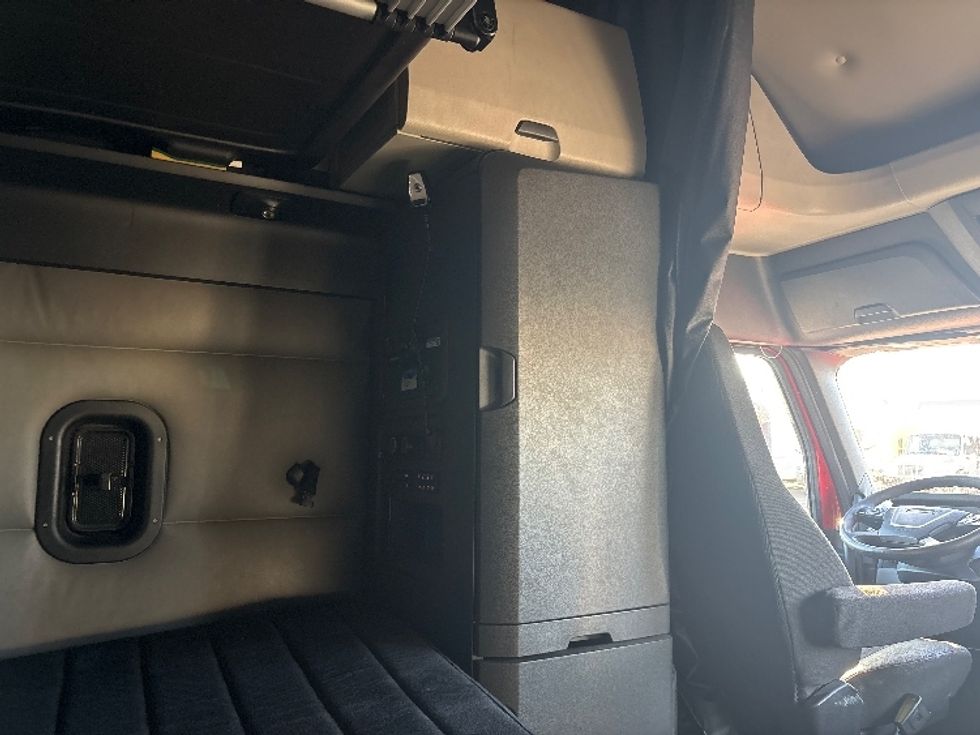 Sleeper Tractor-Heavy Duty Tractors-Freightliner-2021-T12664ST-Phoenix-AZ-619,818\n\t\tmiles-$ 54,500 - Image 18