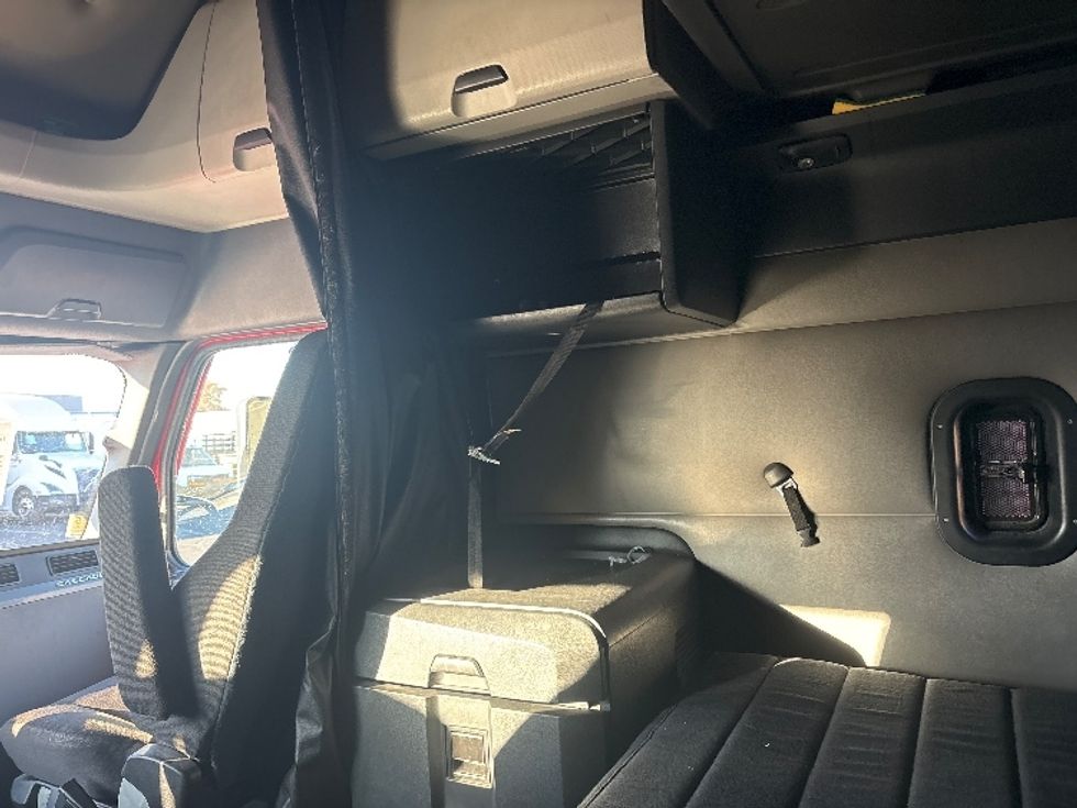 Sleeper Tractor-Heavy Duty Tractors-Freightliner-2021-T12664ST-Phoenix-AZ-619,818\n\t\tmiles-$ 54,500 - Image 19