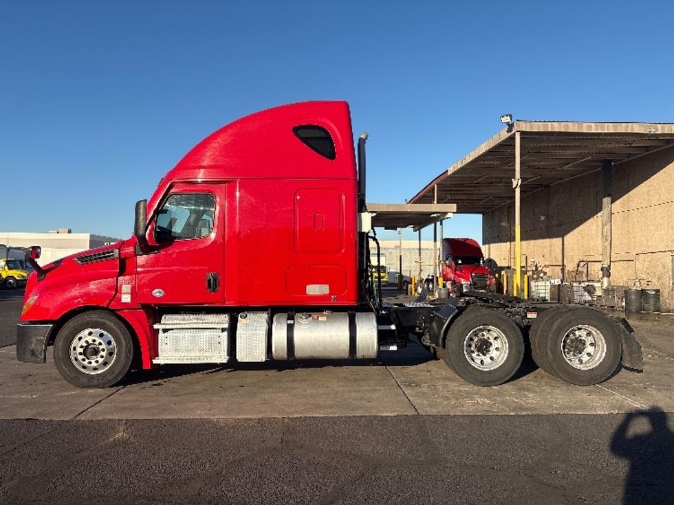 Sleeper Tractor-Heavy Duty Tractors-Freightliner-2021-T12664ST-Phoenix-AZ-619,818\n\t\tmiles-$ 54,500 - Image 4