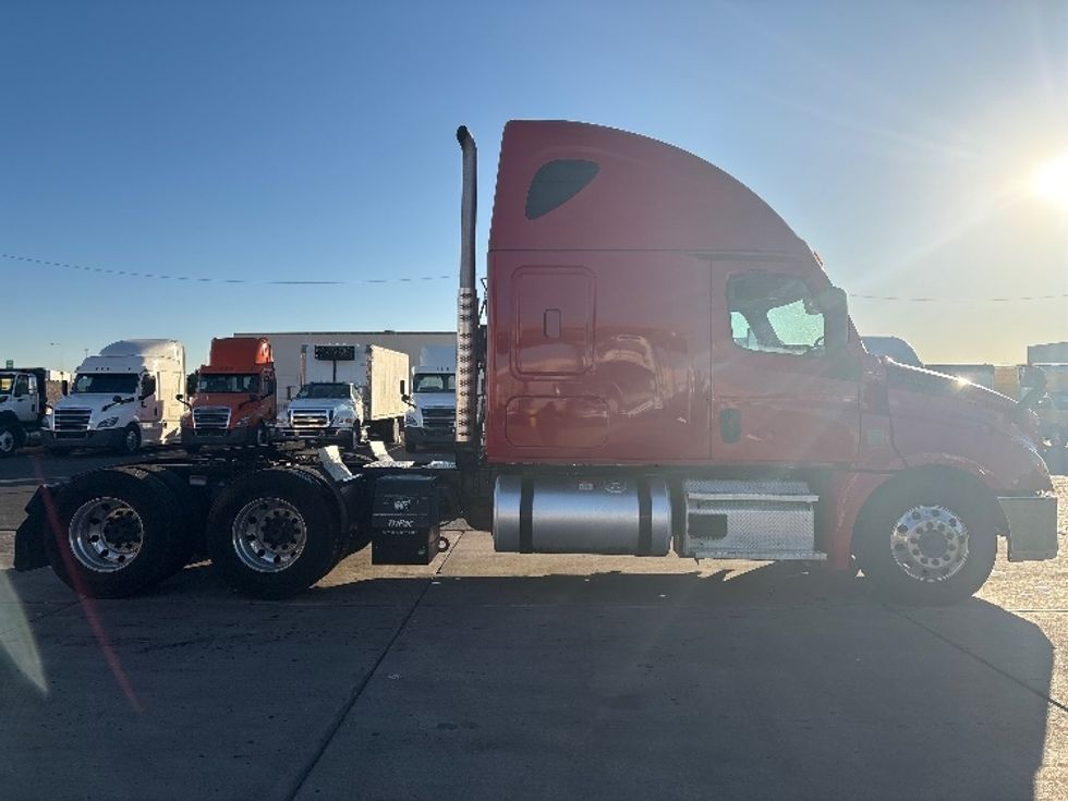Sleeper Tractor-Heavy Duty Tractors-Freightliner-2021-T12664ST-Phoenix-AZ-619,818\n\t\tmiles-$ 54,500 - Image 8