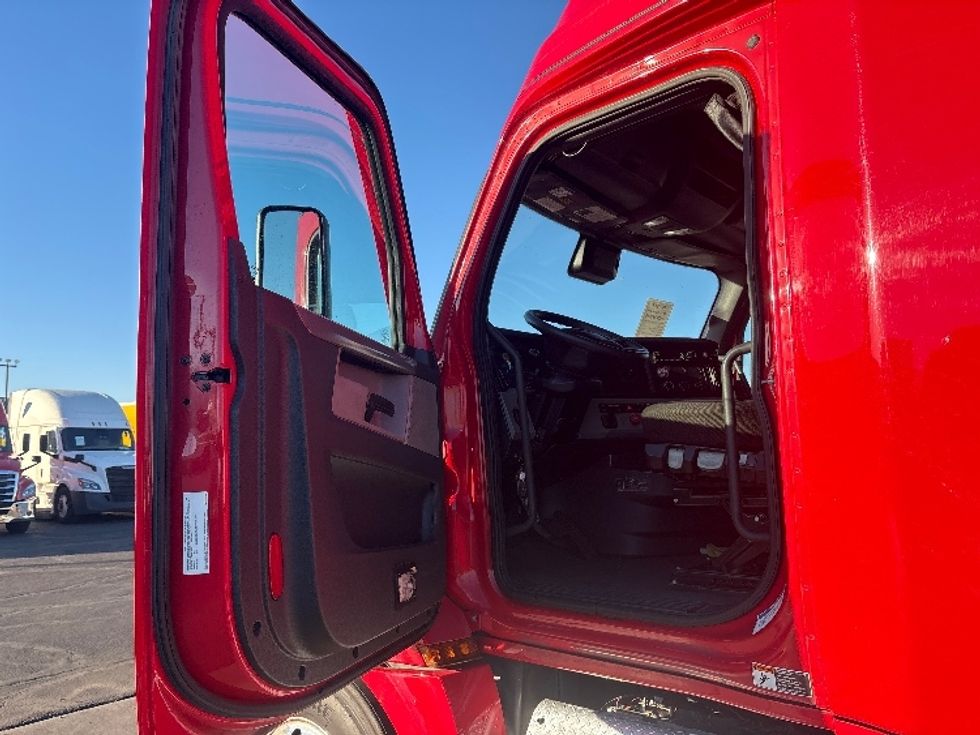 Sleeper Tractor-Heavy Duty Tractors-Freightliner-2021-T12664ST-Phoenix-AZ-619,818\n\t\tmiles-$ 54,500 - Image 9