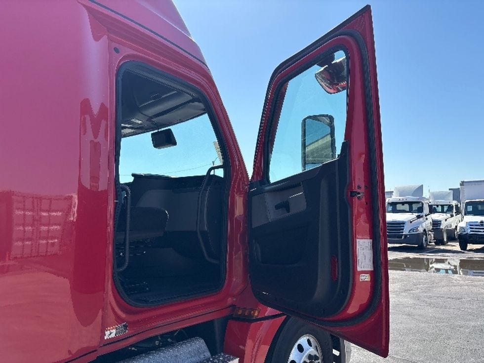 Sleeper Tractor-Heavy Duty Tractors-Freightliner-2021-T12664ST-Phoenix-AZ-626,961\n\t\tmiles-$ 58,750 - Image 13