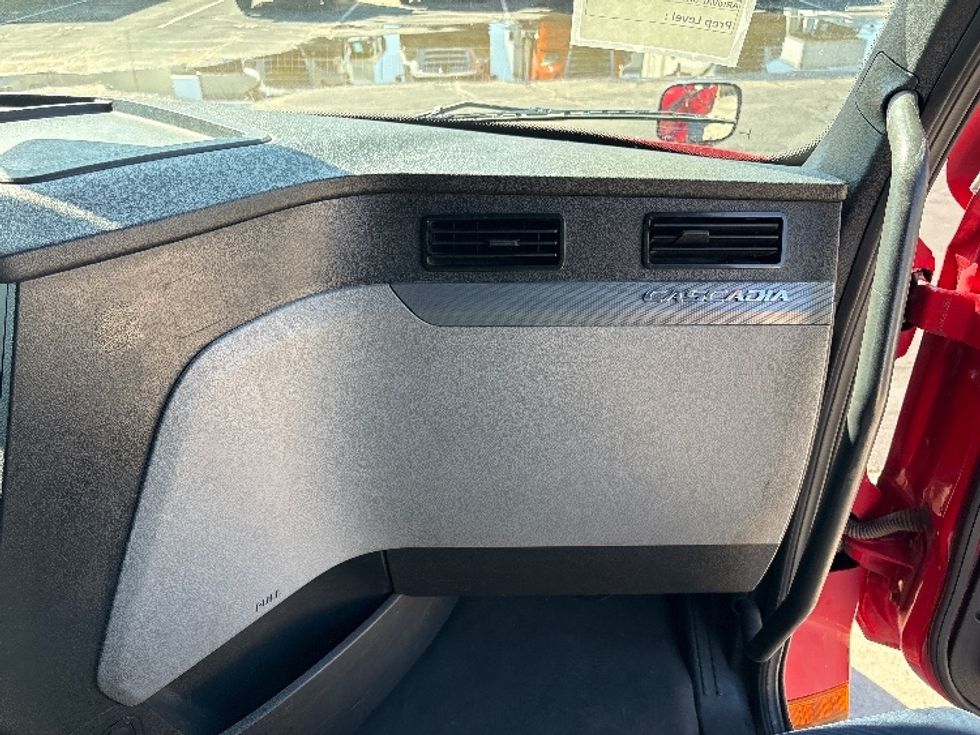 Sleeper Tractor-Heavy Duty Tractors-Freightliner-2021-T12664ST-Phoenix-AZ-626,961\n\t\tmiles-$ 58,750 - Image 14