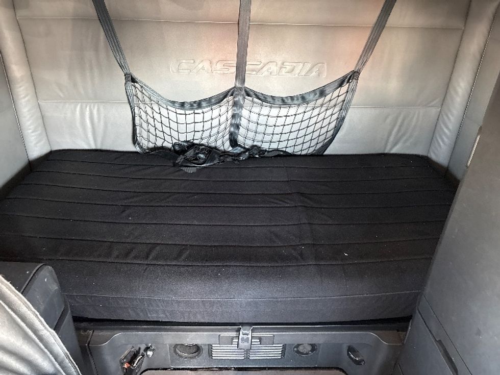 Sleeper Tractor-Heavy Duty Tractors-Freightliner-2021-T12664ST-Phoenix-AZ-626,961\n\t\tmiles-$ 58,750 - Image 17