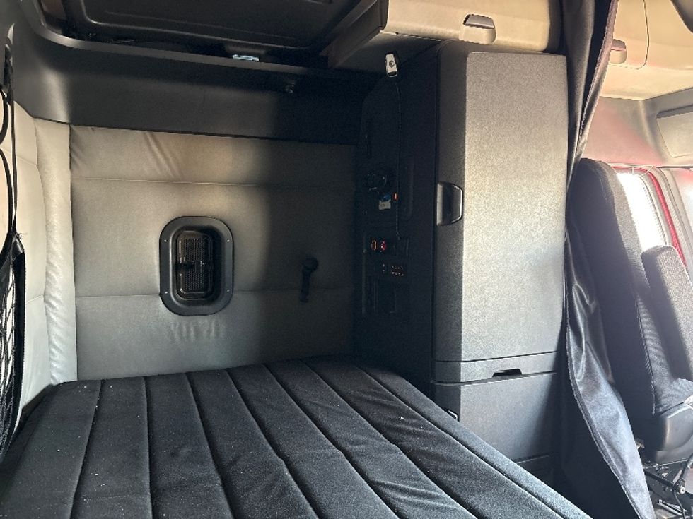 Sleeper Tractor-Heavy Duty Tractors-Freightliner-2021-T12664ST-Phoenix-AZ-626,961\n\t\tmiles-$ 58,750 - Image 18