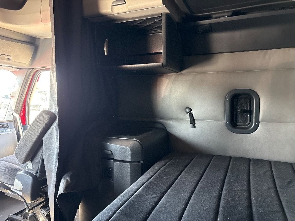 Sleeper Tractor-Heavy Duty Tractors-Freightliner-2021-T12664ST-Phoenix-AZ-626,961\n\t\tmiles-$ 58,750 - Image 19