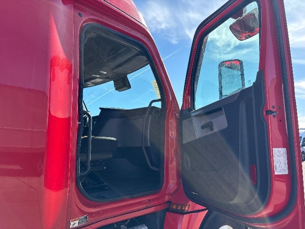 Sleeper Tractor-Heavy Duty Tractors-Freightliner-2021-T12664ST-Phoenix-AZ-652,273\n\t\tmiles-$ 51,500 - Image 13