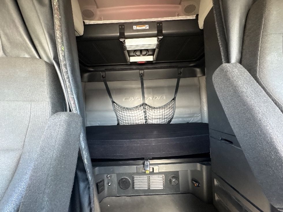 Sleeper Tractor-Heavy Duty Tractors-Freightliner-2021-T12664ST-Phoenix-AZ-652,273\n\t\tmiles-$ 51,500 - Image 17