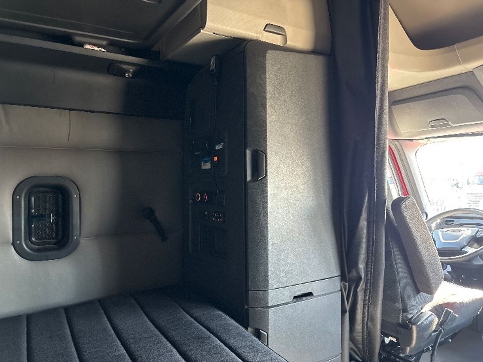 Sleeper Tractor-Heavy Duty Tractors-Freightliner-2021-T12664ST-Phoenix-AZ-652,273\n\t\tmiles-$ 51,500 - Image 18