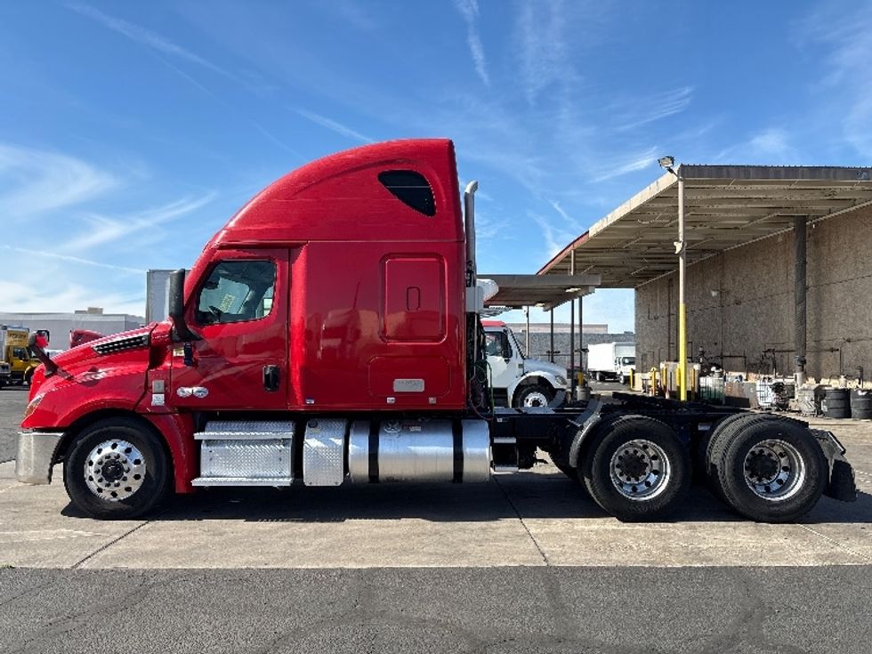 Sleeper Tractor-Heavy Duty Tractors-Freightliner-2021-T12664ST-Phoenix-AZ-652,273\n\t\tmiles-$ 51,500 - Image 4