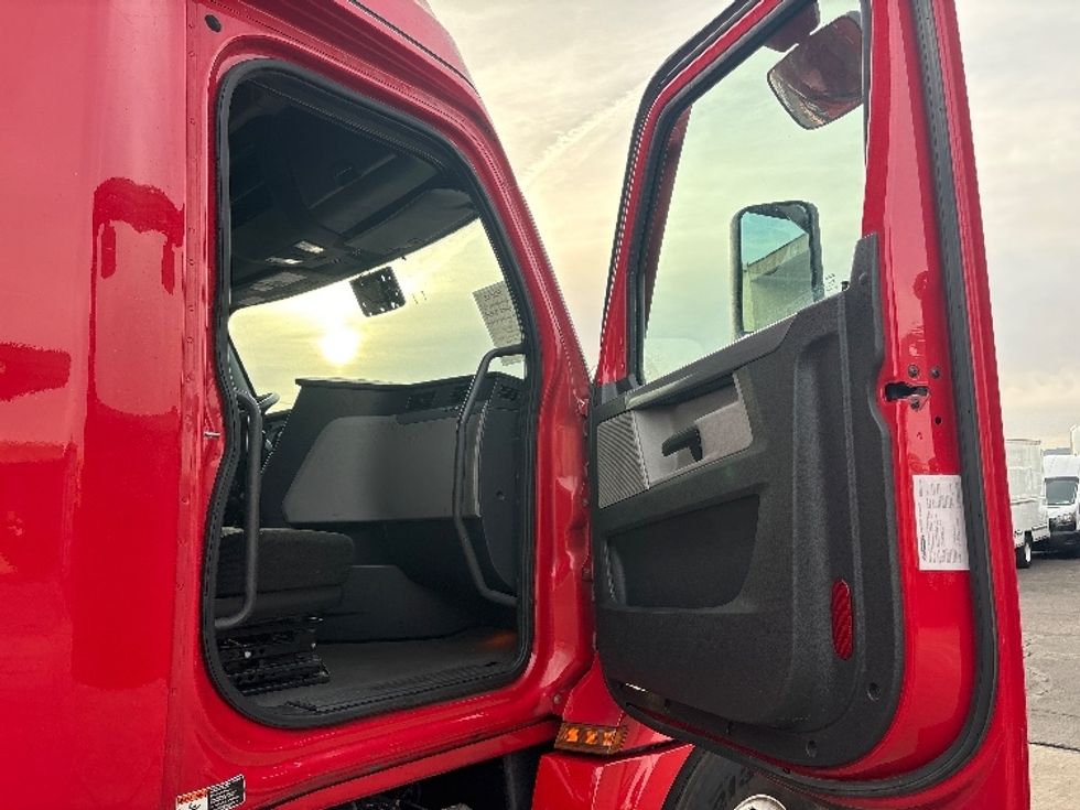 Sleeper Tractor-Heavy Duty Tractors-Freightliner-2021-T12664ST-Phoenix-AZ-652,599\n\t\tmiles-$ 51,500 - Image 13