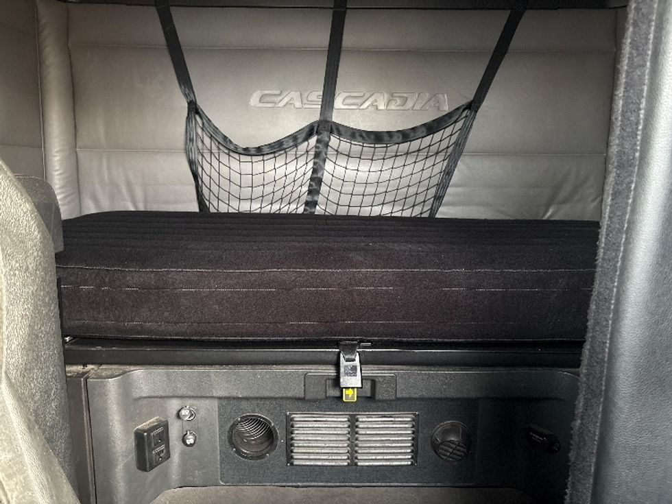 Sleeper Tractor-Heavy Duty Tractors-Freightliner-2021-T12664ST-Phoenix-AZ-652,599\n\t\tmiles-$ 51,500 - Image 16