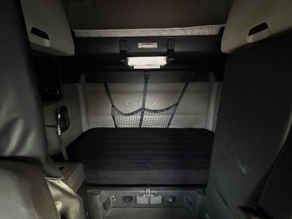 Sleeper Tractor-Heavy Duty Tractors-Freightliner-2021-T12664ST-Phoenix-AZ-652,599\n\t\tmiles-$ 51,500 - Image 17