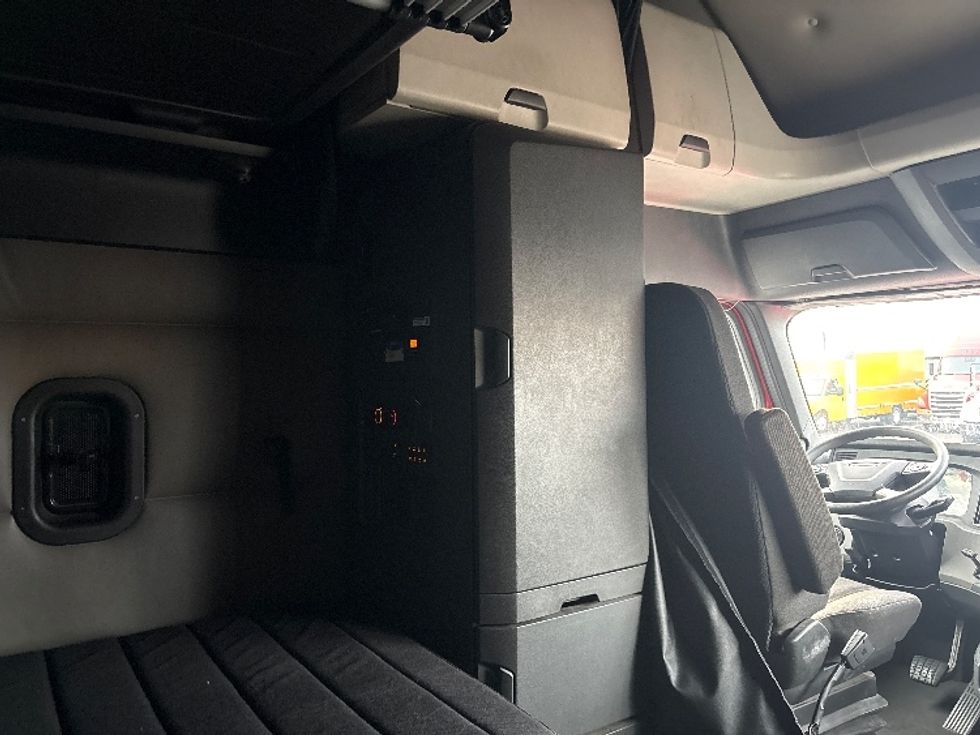 Sleeper Tractor-Heavy Duty Tractors-Freightliner-2021-T12664ST-Phoenix-AZ-652,599\n\t\tmiles-$ 51,500 - Image 18