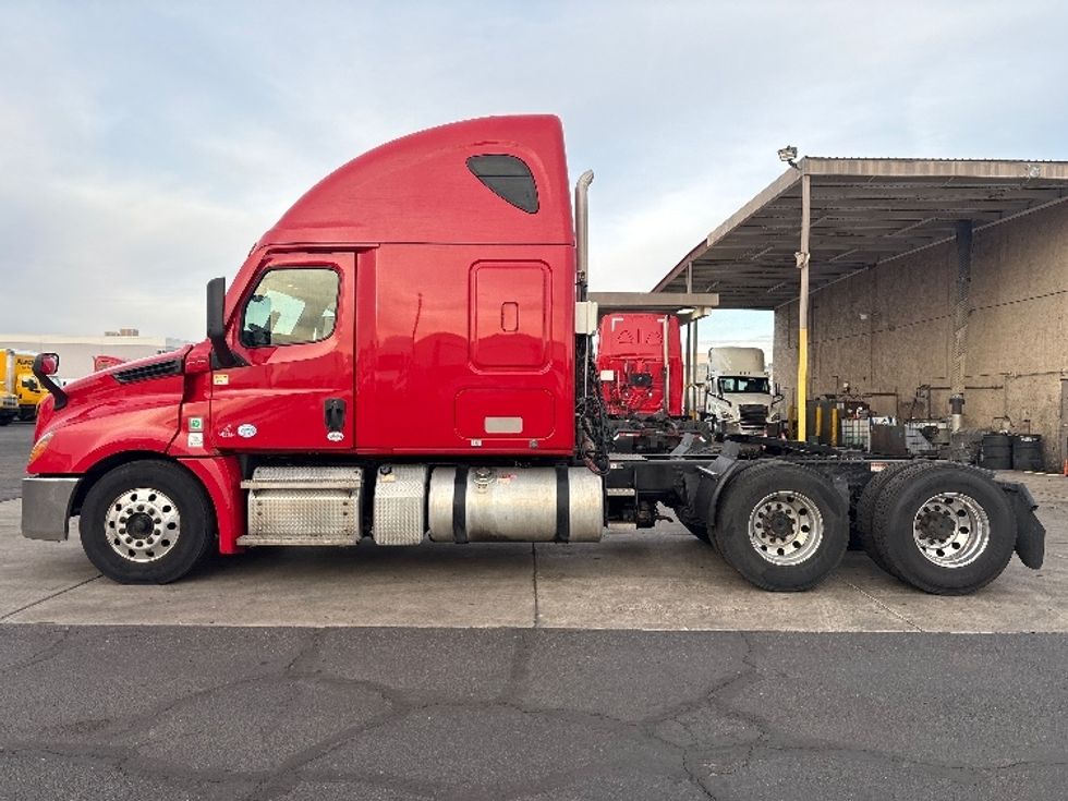 Sleeper Tractor-Heavy Duty Tractors-Freightliner-2021-T12664ST-Phoenix-AZ-652,599\n\t\tmiles-$ 51,500 - Image 4