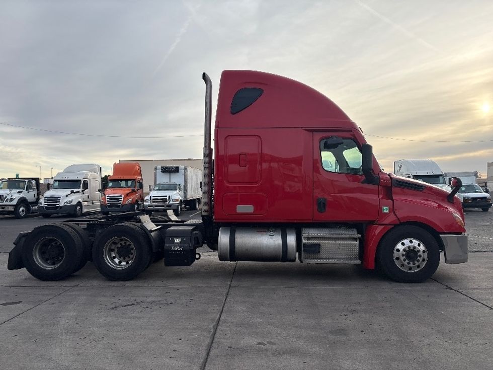 Sleeper Tractor-Heavy Duty Tractors-Freightliner-2021-T12664ST-Phoenix-AZ-652,599\n\t\tmiles-$ 51,500 - Image 8