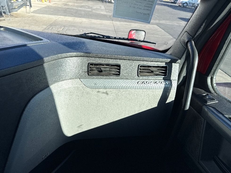 Sleeper Tractor-Heavy Duty Tractors-Freightliner-2021-T12664ST-Phoenix-AZ-663,873\n\t\tmiles-$ 50,250 - Image 14