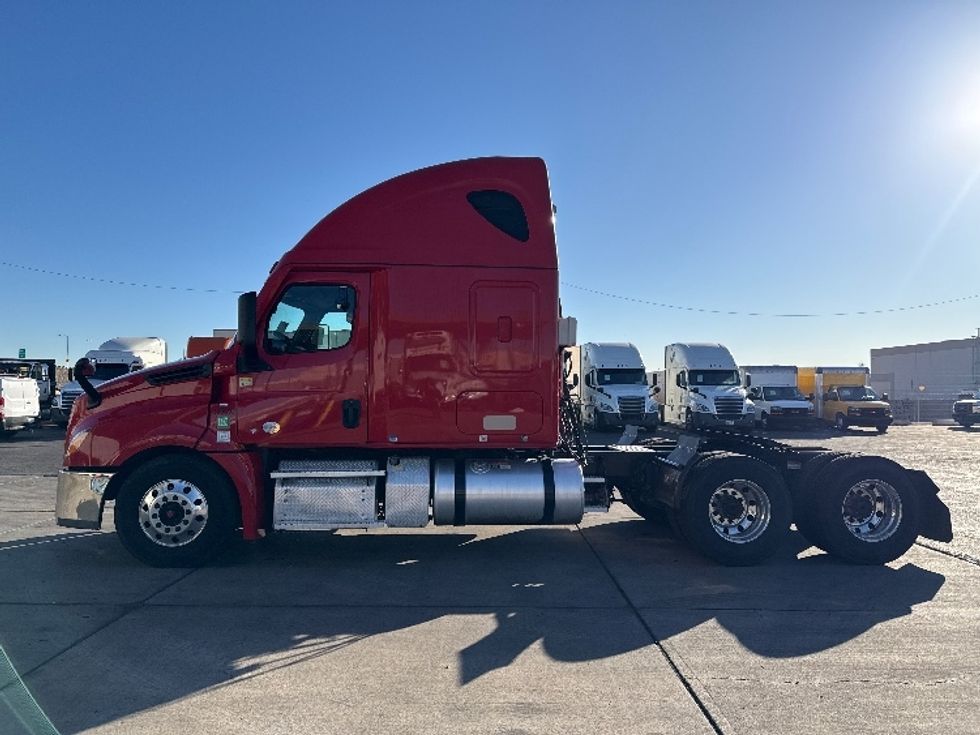 Sleeper Tractor-Heavy Duty Tractors-Freightliner-2021-T12664ST-Phoenix-AZ-663,873\n\t\tmiles-$ 50,250 - Image 4