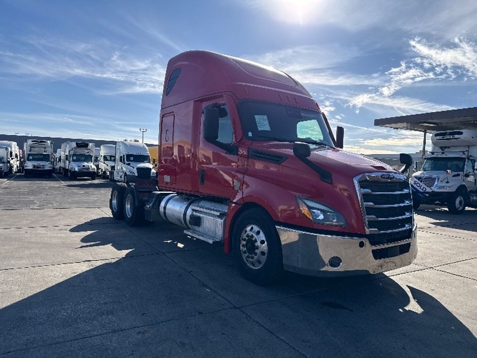 Sleeper Tractor-Heavy Duty Tractors-Freightliner-2021-T12664ST-Phoenix-AZ-672,917\n\t\tmiles-$ 49,500 - Image 1