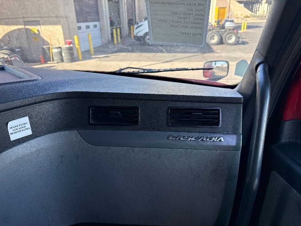 Sleeper Tractor-Heavy Duty Tractors-Freightliner-2021-T12664ST-Phoenix-AZ-672,917\n\t\tmiles-$ 49,500 - Image 14