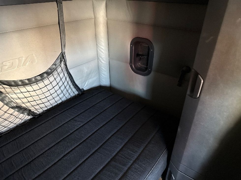 Sleeper Tractor-Heavy Duty Tractors-Freightliner-2021-T12664ST-Phoenix-AZ-672,917\n\t\tmiles-$ 49,500 - Image 17