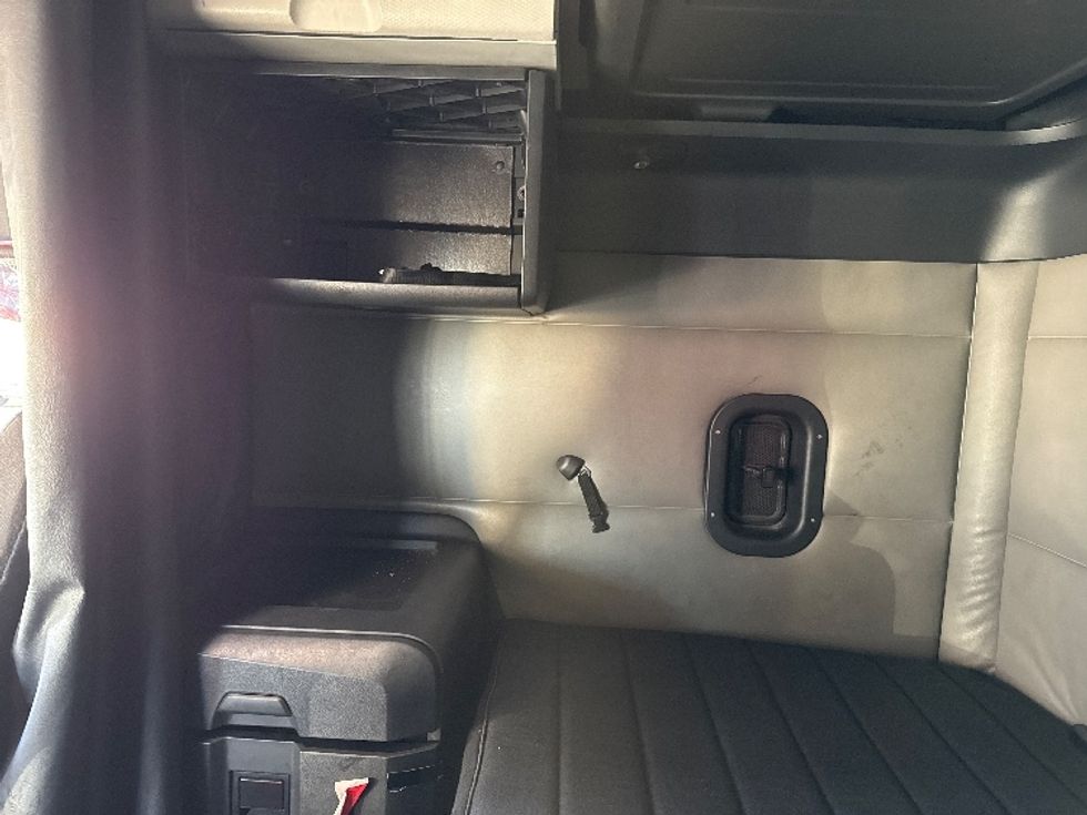 Sleeper Tractor-Heavy Duty Tractors-Freightliner-2021-T12664ST-Phoenix-AZ-672,917\n\t\tmiles-$ 49,500 - Image 18