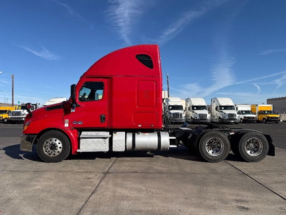 Sleeper Tractor-Heavy Duty Tractors-Freightliner-2021-T12664ST-Phoenix-AZ-672,917\n\t\tmiles-$ 49,500 - Image 4