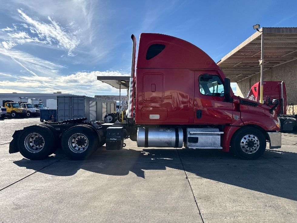 Sleeper Tractor-Heavy Duty Tractors-Freightliner-2021-T12664ST-Phoenix-AZ-672,917\n\t\tmiles-$ 49,500 - Image 8