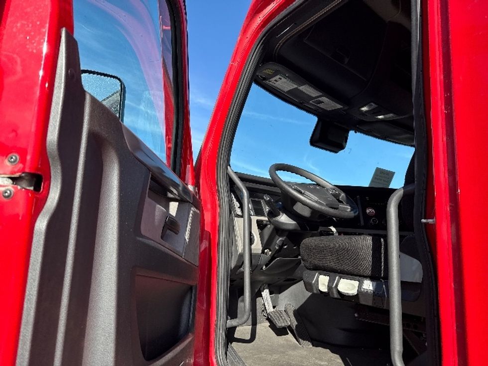 Sleeper Tractor-Heavy Duty Tractors-Freightliner-2021-T12664ST-Phoenix-AZ-672,917\n\t\tmiles-$ 49,500 - Image 9