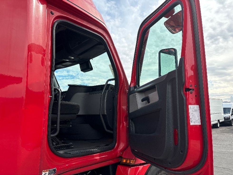 Sleeper Tractor-Heavy Duty Tractors-Freightliner-2021-T12664ST-Phoenix-AZ-673,542\n\t\tmiles-$ 49,500 - Image 13