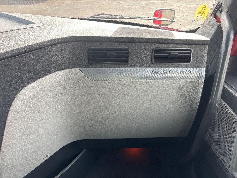 Sleeper Tractor-Heavy Duty Tractors-Freightliner-2021-T12664ST-Phoenix-AZ-673,542\n\t\tmiles-$ 49,500 - Image 14