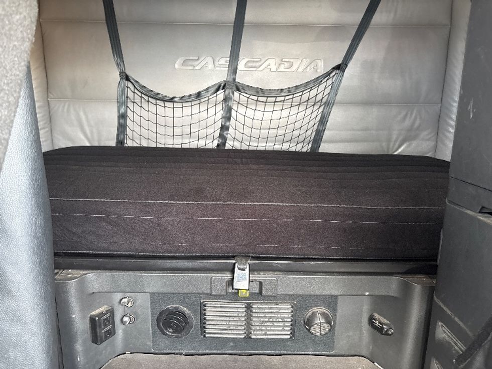 Sleeper Tractor-Heavy Duty Tractors-Freightliner-2021-T12664ST-Phoenix-AZ-673,542\n\t\tmiles-$ 49,500 - Image 16