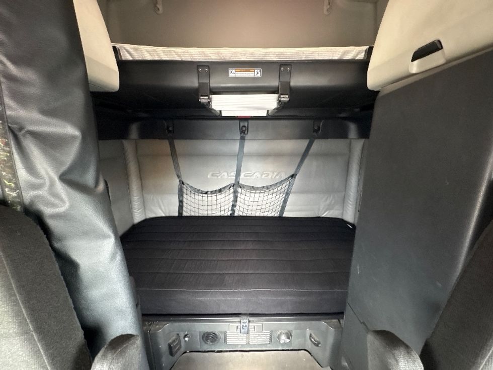 Sleeper Tractor-Heavy Duty Tractors-Freightliner-2021-T12664ST-Phoenix-AZ-673,542\n\t\tmiles-$ 49,500 - Image 17