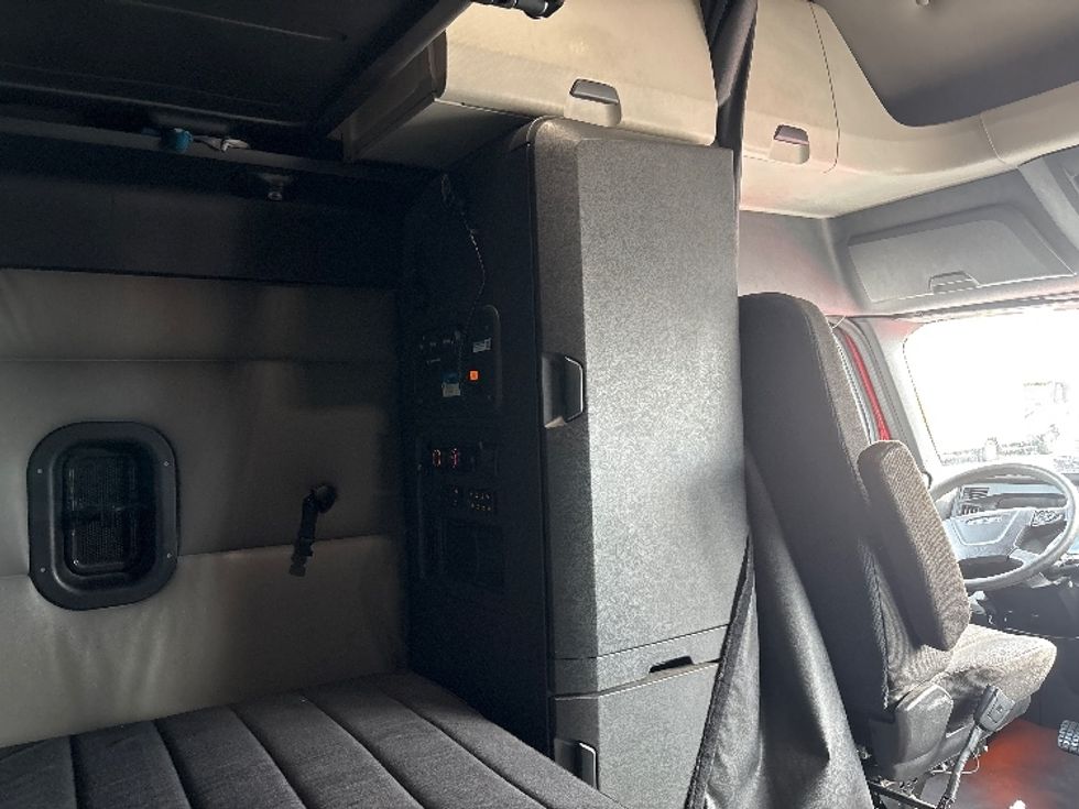 Sleeper Tractor-Heavy Duty Tractors-Freightliner-2021-T12664ST-Phoenix-AZ-673,542\n\t\tmiles-$ 49,500 - Image 18