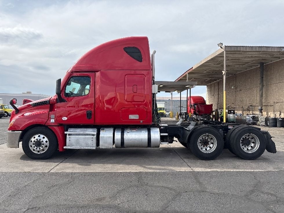 Sleeper Tractor-Heavy Duty Tractors-Freightliner-2021-T12664ST-Phoenix-AZ-673,542\n\t\tmiles-$ 49,500 - Image 4