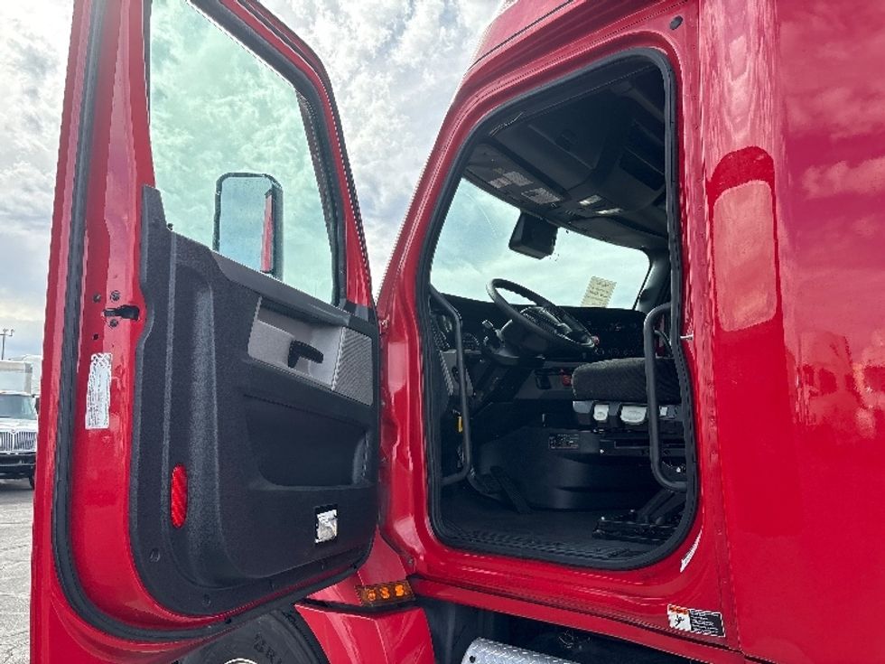 Sleeper Tractor-Heavy Duty Tractors-Freightliner-2021-T12664ST-Phoenix-AZ-673,542\n\t\tmiles-$ 49,500 - Image 9