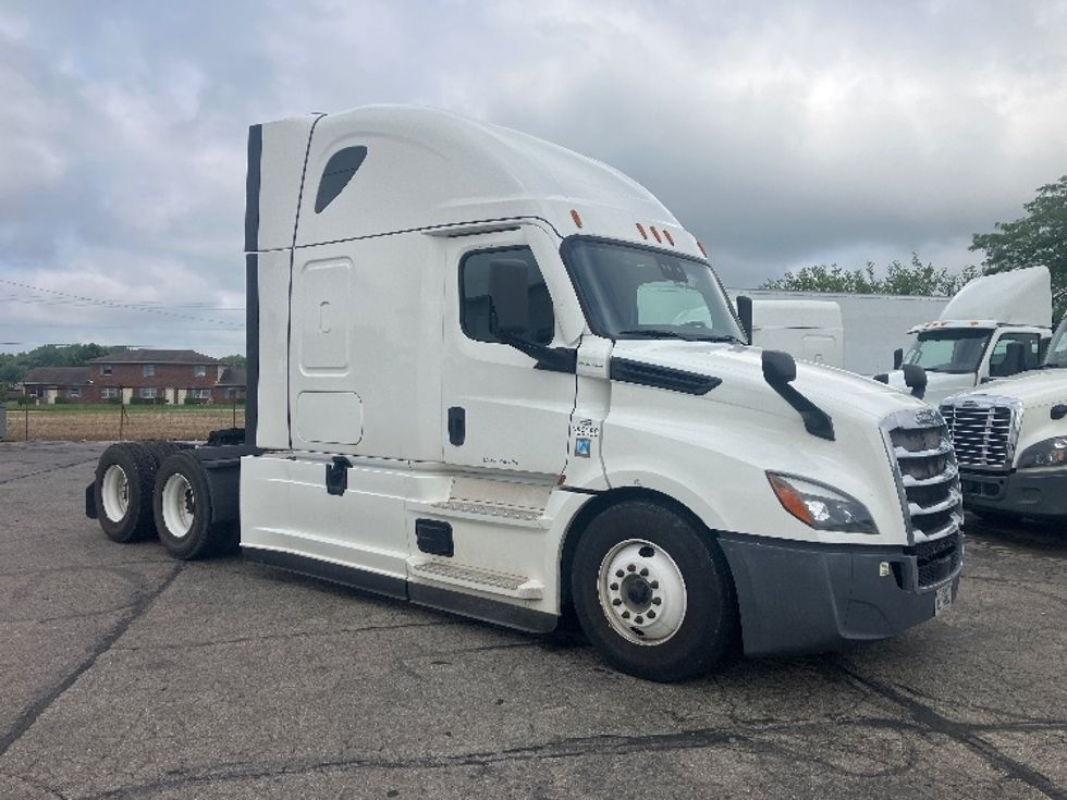 Sleeper Tractor-Heavy Duty Tractors-Freightliner-2021-T12664ST-Piqua-OH-311,917\n\t\tmiles-$ 85,750 - Image 1