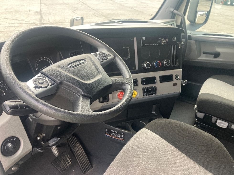 Sleeper Tractor-Heavy Duty Tractors-Freightliner-2021-T12664ST-Piqua-OH-311,917\n\t\tmiles-$ 85,750 - Image 10