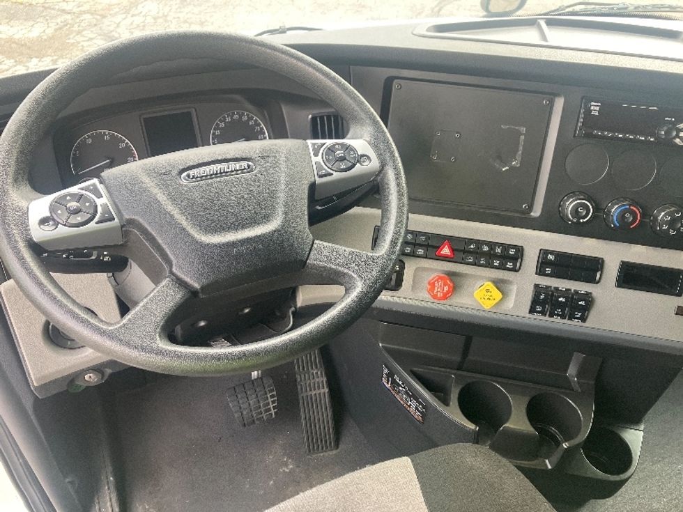 Sleeper Tractor-Heavy Duty Tractors-Freightliner-2021-T12664ST-Piqua-OH-311,917\n\t\tmiles-$ 85,750 - Image 11