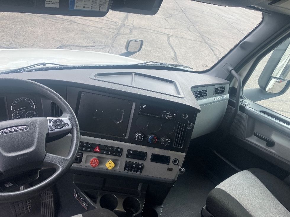 Sleeper Tractor-Heavy Duty Tractors-Freightliner-2021-T12664ST-Piqua-OH-311,917\n\t\tmiles-$ 85,750 - Image 12