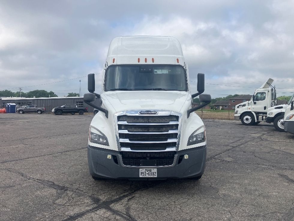 Sleeper Tractor-Heavy Duty Tractors-Freightliner-2021-T12664ST-Piqua-OH-311,917\n\t\tmiles-$ 85,750 - Image 2