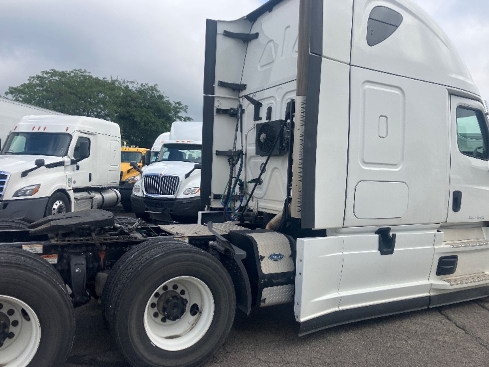 Sleeper Tractor-Heavy Duty Tractors-Freightliner-2021-T12664ST-Piqua-OH-311,917\n\t\tmiles-$ 85,750 - Image 22