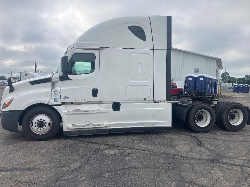 Sleeper Tractor-Heavy Duty Tractors-Freightliner-2021-T12664ST-Piqua-OH-311,917\n\t\tmiles-$ 85,750 - Image 4