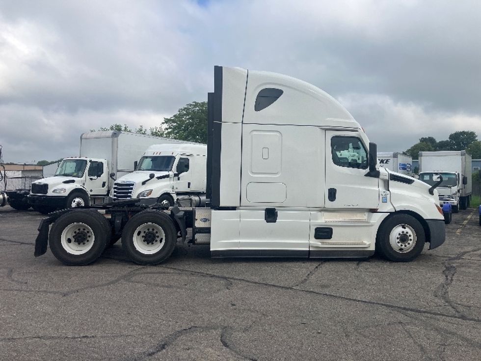 Sleeper Tractor-Heavy Duty Tractors-Freightliner-2021-T12664ST-Piqua-OH-311,917\n\t\tmiles-$ 85,750 - Image 8