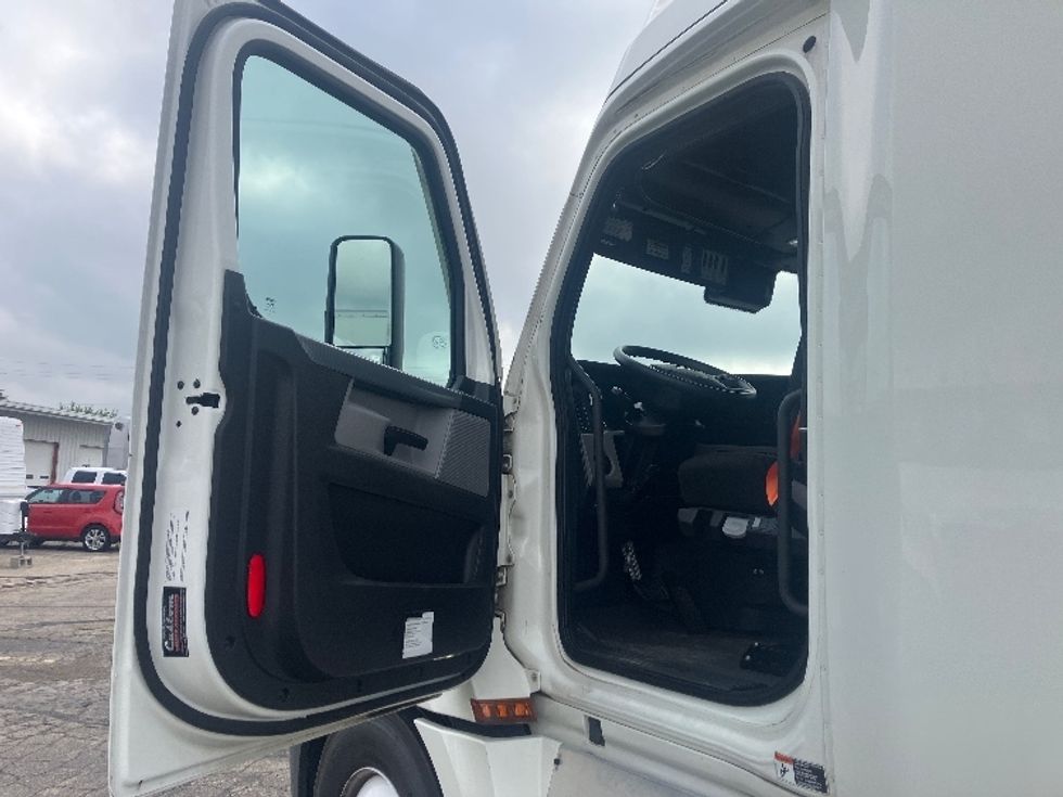 Sleeper Tractor-Heavy Duty Tractors-Freightliner-2021-T12664ST-Piqua-OH-311,917\n\t\tmiles-$ 85,750 - Image 9