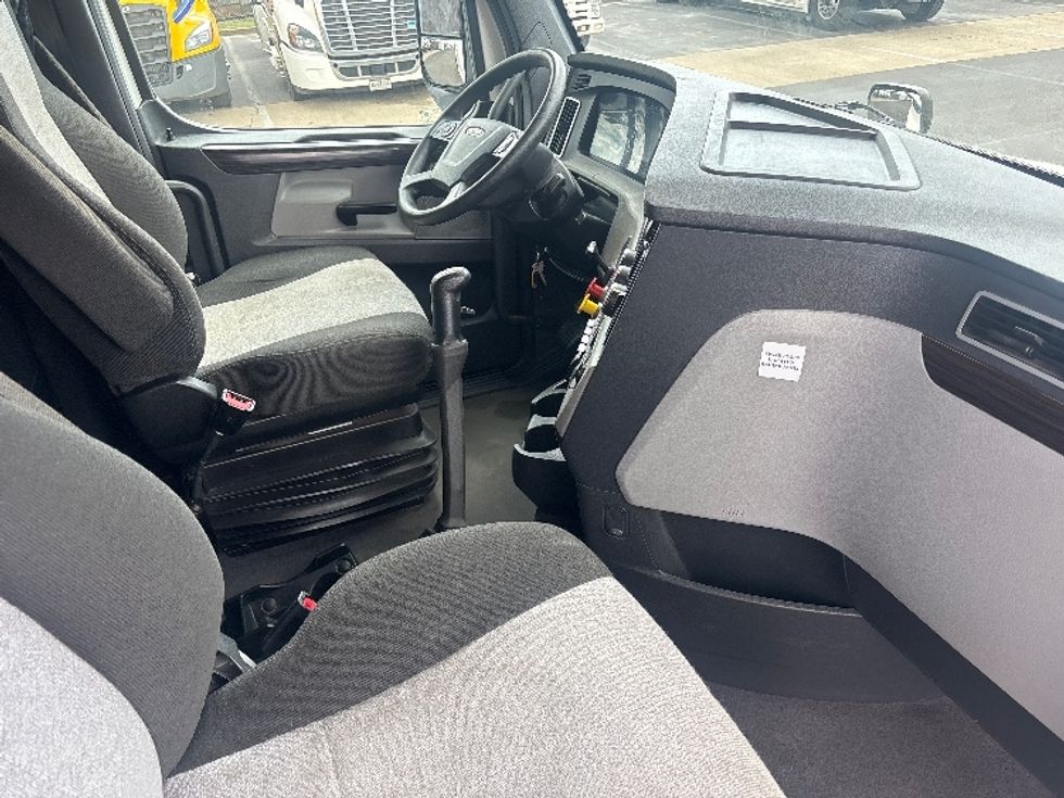 Sleeper Tractor-Heavy Duty Tractors-Freightliner-2021-T12664ST-Piqua-OH-339,124\n\t\tmiles-$ 70,250 - Image 15