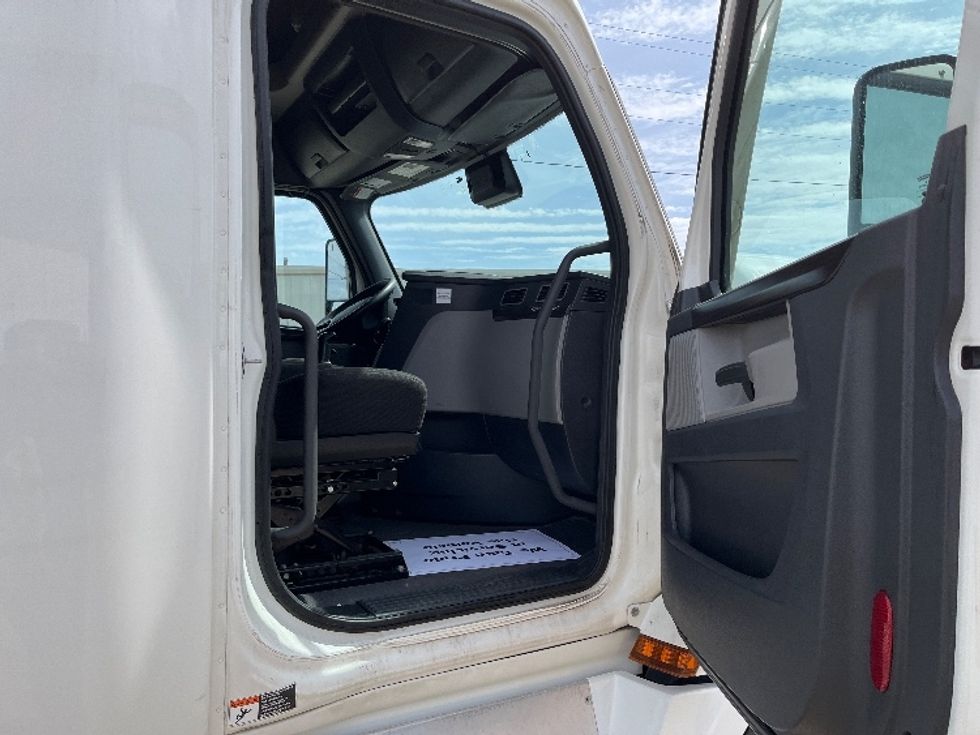 Sleeper Tractor-Heavy Duty Tractors-Freightliner-2021-T12664ST-Piqua-OH-368,841\n\t\tmiles-$ 68,000 - Image 13