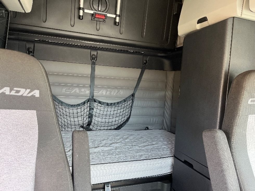 Sleeper Tractor-Heavy Duty Tractors-Freightliner-2021-T12664ST-Piqua-OH-368,841\n\t\tmiles-$ 68,000 - Image 16